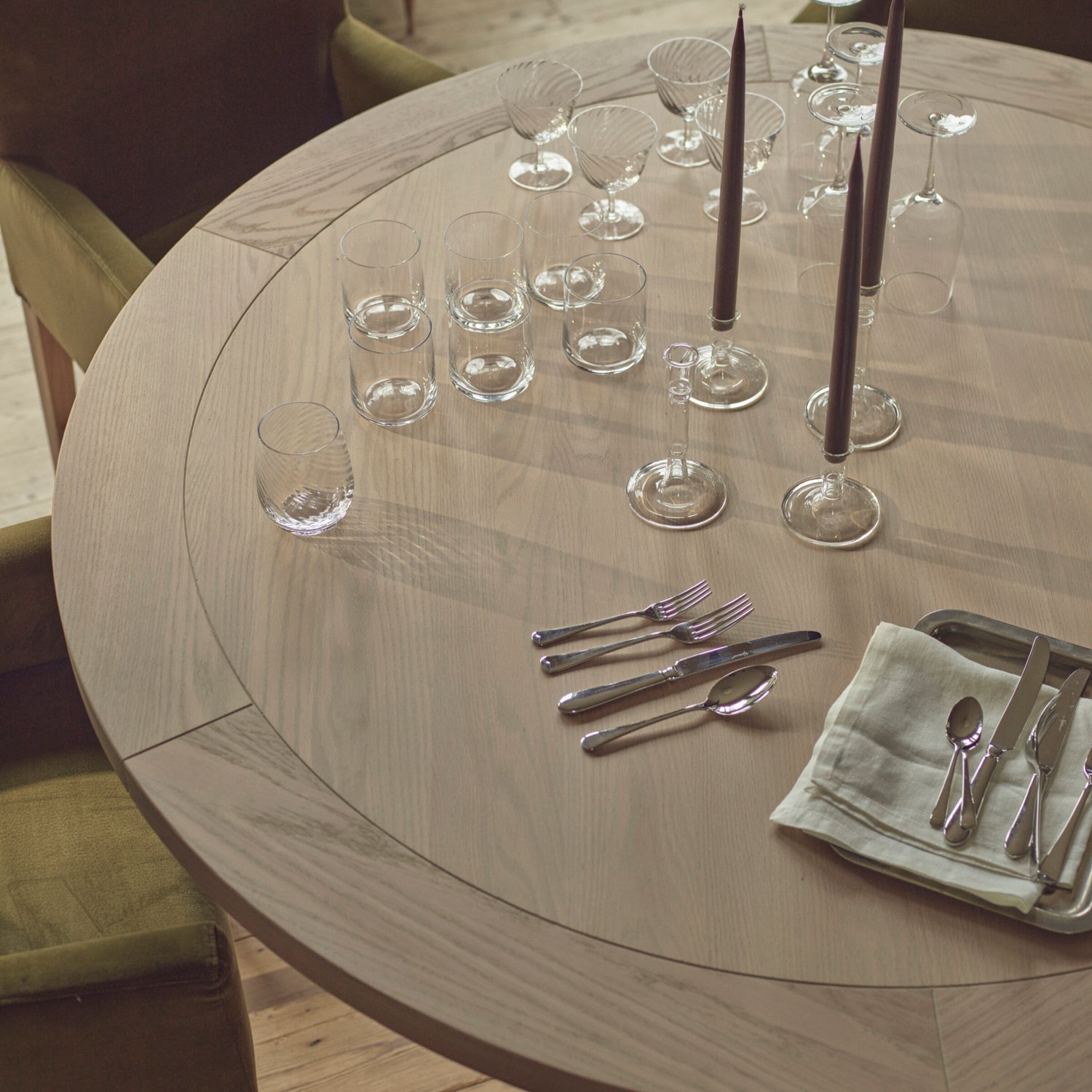 Battersea 6 Seater Round Oak Dining Table