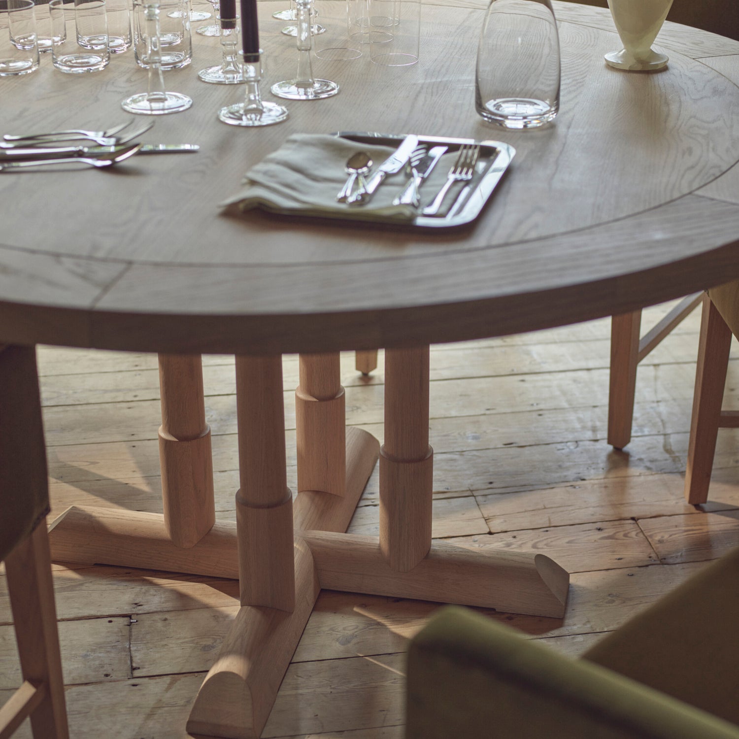 Battersea 6 Seater Round Oak Dining Table