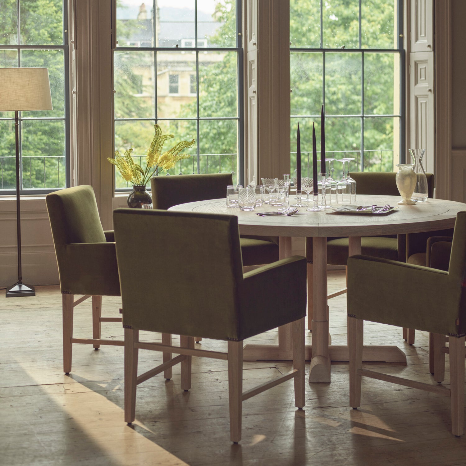 Battersea 6 Seater Round Oak Dining Table