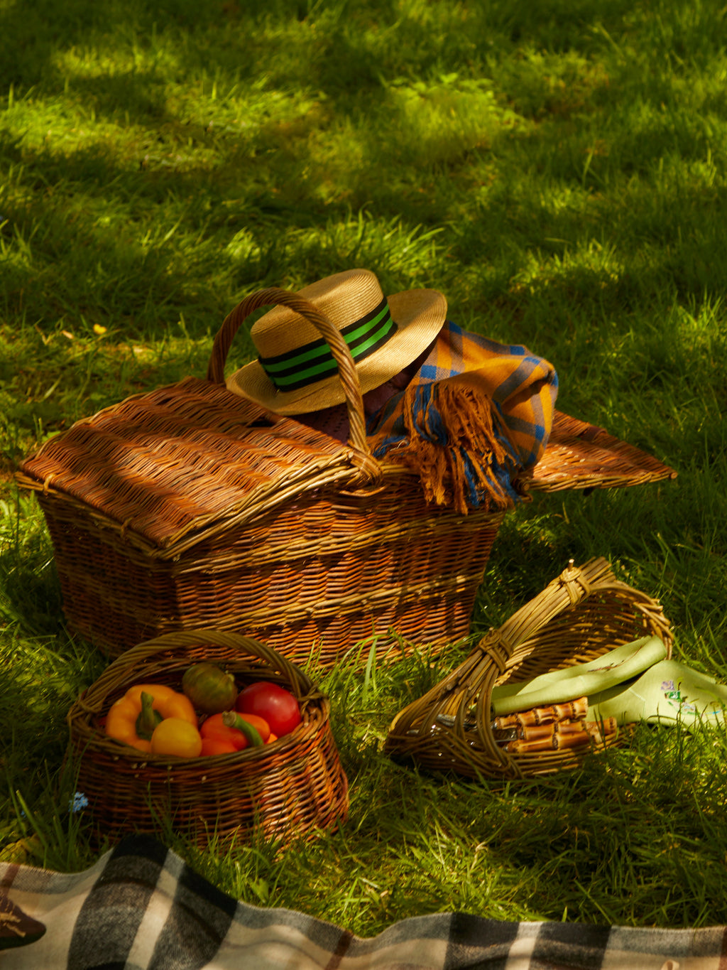 Handwoven Willow Shooter Picnic Basket