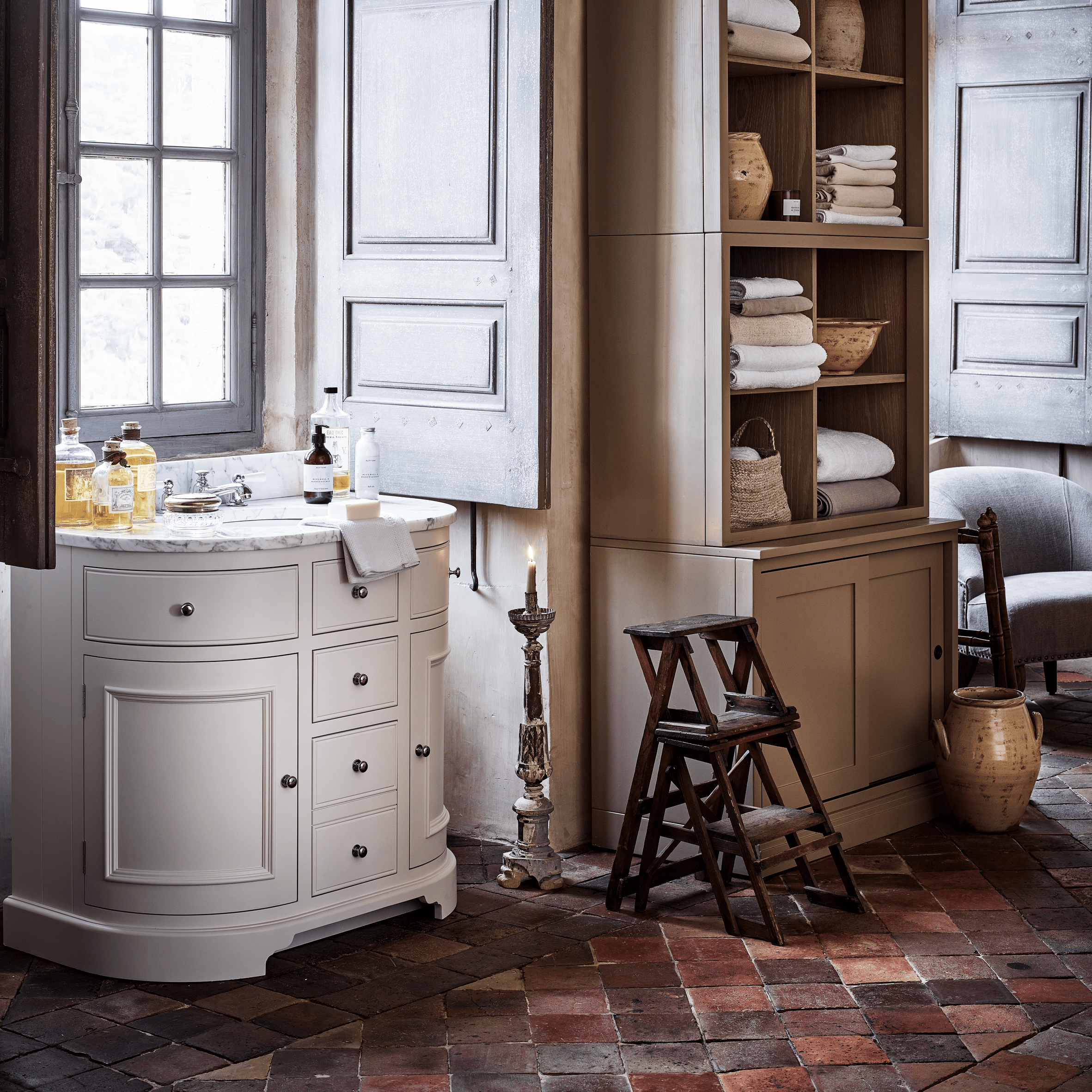 Chichester Undermount Curved Washstand
